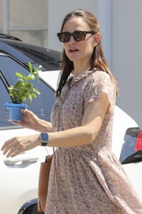 jennifer-garner-out-and-about-in-brentwood-08-25-2024-2.jpg