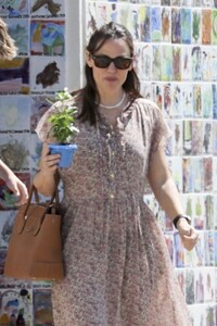 jennifer-garner-out-and-about-in-brentwood-08-25-2024-5.jpg