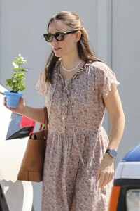 jennifer-garner-out-and-about-in-brentwood-08-25-2024-6.jpg
