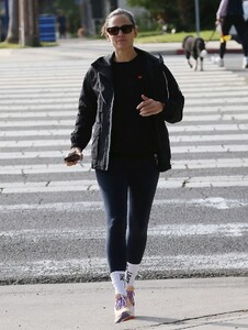 jennifer-garner-out-and-about-in-los-angeles-04-30-2024-2.jpg