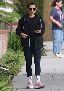jennifer-garner-out-and-about-in-los-angeles-04-30-2024-3.jpg