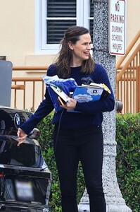 jennifer-garner-out-and-about-in-los-angeles-06-11-2024-3.jpg