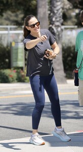 jennifer-garner-out-and-about-in-los-angeles-08-13-2024-2.jpg