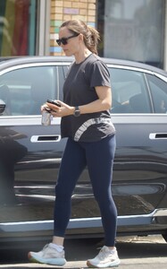 jennifer-garner-out-and-about-in-los-angeles-08-13-2024-5.jpg