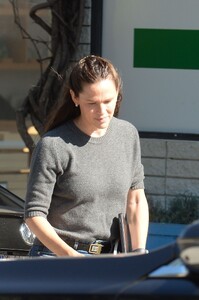 jennifer-garner-out-and-about-in-los-angeles-09-16-2024-1.jpg
