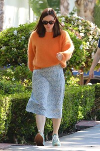 jennifer-garner-out-and-about-in-santa-monica-04-26-2024-2.jpg
