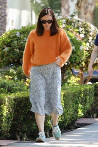 jennifer-garner-out-and-about-in-santa-monica-04-26-2024-6.jpg