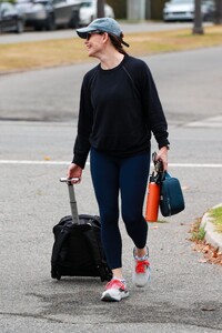 jennifer-garner-out-and-about-in-santa-monica-06-03-2024-3.jpg