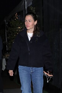 jennifer-garner-out-for-a-solo-dinner-in-santa-monica-06-13-2024-0.jpg