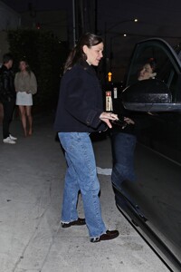 jennifer-garner-out-for-a-solo-dinner-in-santa-monica-06-13-2024-1.jpg