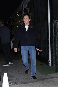 jennifer-garner-out-for-a-solo-dinner-in-santa-monica-06-13-2024-2.jpg