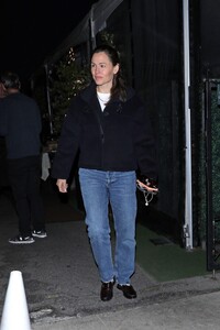jennifer-garner-out-for-a-solo-dinner-in-santa-monica-06-13-2024-3.jpg