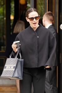 jennifer-garner-out-for-morning-cup-of-coffee-in-paris-09-24-2024-0.jpg
