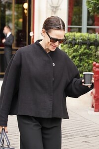 jennifer-garner-out-for-morning-cup-of-coffee-in-paris-09-24-2024-2.jpg