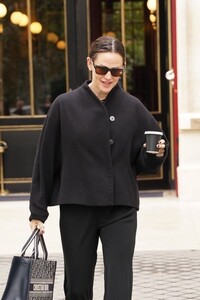 jennifer-garner-out-for-morning-cup-of-coffee-in-paris-09-24-2024-3.jpg