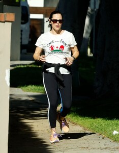 jennifer-garner-out-for-morning-jog-in-brentwood-05-09-2024-4.jpg