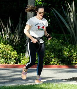 jennifer-garner-out-for-morning-jog-in-brentwood-05-09-2024-5.jpg