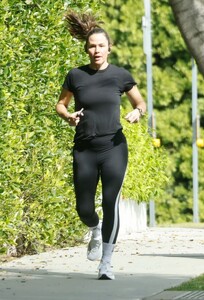 jennifer-garner-out-for-morning-jog-in-brentwood-05-16-2024-0.jpg