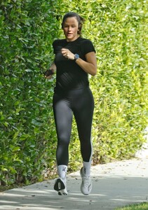 jennifer-garner-out-for-morning-jog-in-brentwood-05-16-2024-6.jpg