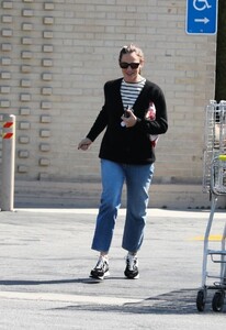 jennifer-garner-out-fot-grocery-shopping-in-brentwood-09-29-2024-0.jpg