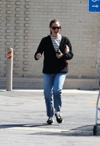 jennifer-garner-out-fot-grocery-shopping-in-brentwood-09-29-2024-2.jpg