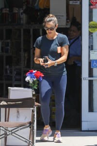 jennifer-garner-out-shopping-in-brentwood-07-20-2024-2.jpg