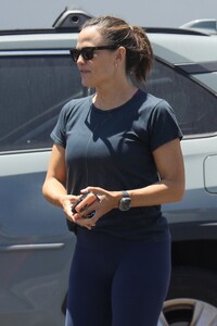 jennifer-garner-out-shopping-in-brentwood-07-20-2024-4.jpg