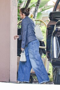 jennifer-lopez-in-a-stylish-bell-bottom-jeans-out-for-lunch-with-her-kids-08-10-2024-2.jpg