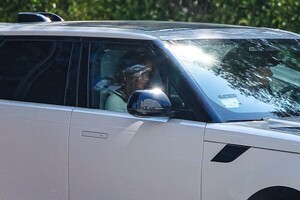 jennifer-lopez-leaves-her-office-in-a-range-rover-in-los-angeles-09-23-2024-4.jpg