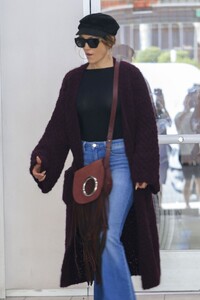 jennifer-lopez-out-and-about-in-los-angeles-09-21-2024-5.jpg