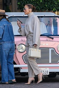 jennifer-lopez-out-for-lunch-at-the-maybourne-hotel-in-beverly-hills-09-18-2024-3.jpg