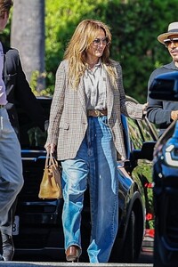 jennifer-lopez-out-for-lunch-with-a-friend-in-beverly-hills-10-22-2024-1.jpg