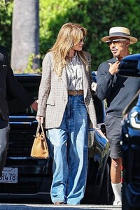 jennifer-lopez-out-for-lunch-with-a-friend-in-beverly-hills-10-22-2024-3.jpg