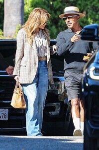 jennifer-lopez-out-for-lunch-with-a-friend-in-beverly-hills-10-22-2024-5.jpg