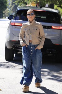 jennifer-lopez-out-visiting-a-friend-in-los-angeles-08-18-2024-0.jpg