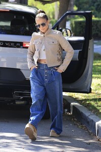jennifer-lopez-out-visiting-a-friend-in-los-angeles-08-18-2024-3.jpg