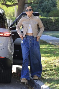 jennifer-lopez-out-visiting-a-friend-in-los-angeles-08-18-2024-5.jpg