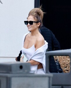 jennifer-lopez-returns-to-los-angeles-09-08-2024-4.jpg