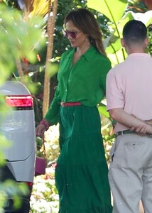 jennifer-lopz-leaves-beverly-hills-hotel-after-lunch-with-her-mother-09-04-2024-6.thumb.jpg.9d7b17d6bcede983641bde8bfbdfd701.jpg