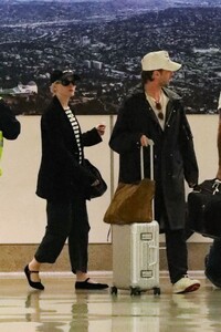 julia-garner-and-mark-foster-arrives-at-burbank-airport-in-los-angeles-10-05-2024-0.jpg