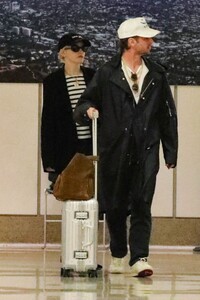 julia-garner-and-mark-foster-arrives-at-burbank-airport-in-los-angeles-10-05-2024-1.jpg