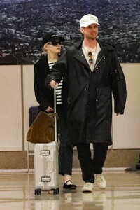 julia-garner-and-mark-foster-arrives-at-burbank-airport-in-los-angeles-10-05-2024-2.jpg