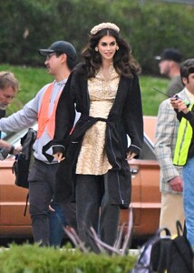 kaia-gerber-and-leslie-bibb-on-the-set-of-palm-royale-10-16-2024-3.jpg