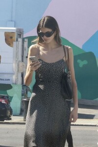 kaia-gerber-out-for-lunch-at-all-time-in-los-feliz-10-18-2024-6.jpg