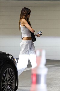 kaia-gerber-running-some-solo-errands-in-los-angeles-10-27-2024-6.jpg
