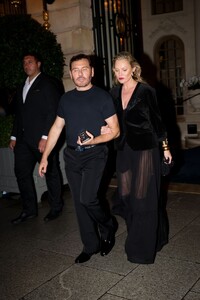 kate-moss-enters-parisian-mystery-with-mystery-man-09-24-2024-0.jpg