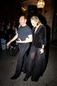 kate-moss-enters-parisian-mystery-with-mystery-man-09-24-2024-2.jpg