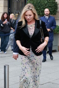 kate-moss-struts-her-stuff-to-a-taxi-in-paris-09-24-2024-0.jpg