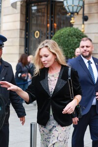kate-moss-struts-her-stuff-to-a-taxi-in-paris-09-24-2024-1.jpg