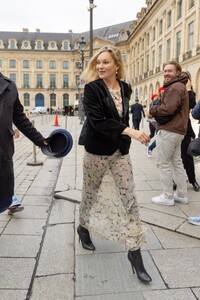 kate-moss-struts-her-stuff-to-a-taxi-in-paris-09-24-2024-2.jpg